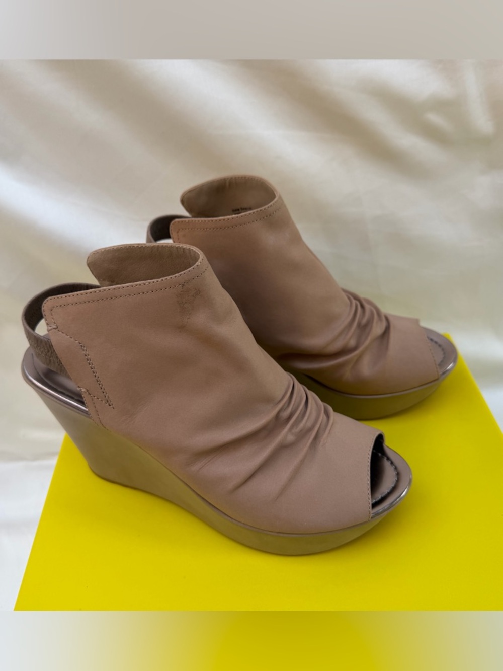 Kenneth Cole Reaction Sole Search Leather Peep Toe Wedge Shooties Taupe Size 8 - Picture 11 of 12
